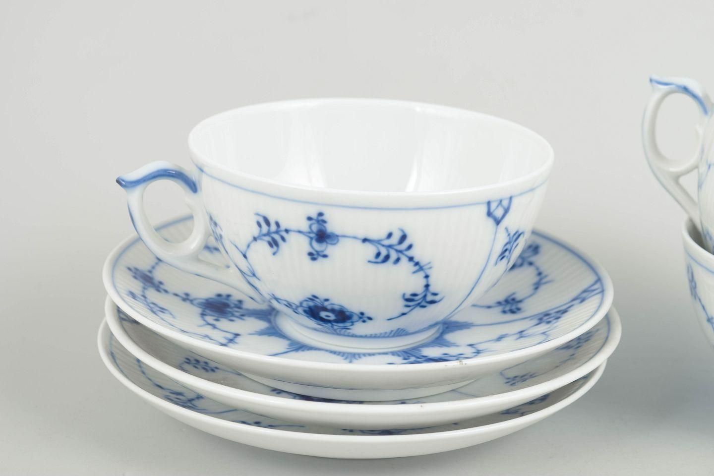 Royal Copenhagen, Blue Fluted Plain. Set van drie theekopjes met schoteltjes photo for sale