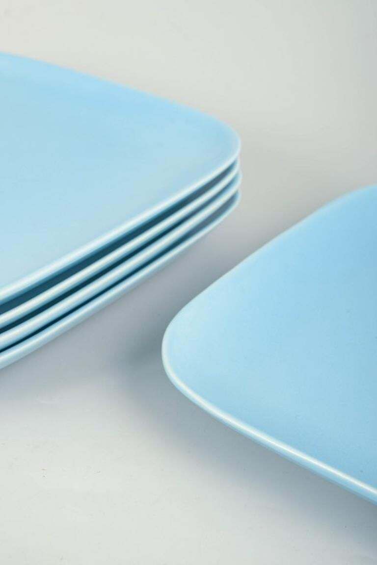Höganäs Keramik, cinq assiettes plates carrées en glaçure turquoise, fin du XXe siècle photo furniture