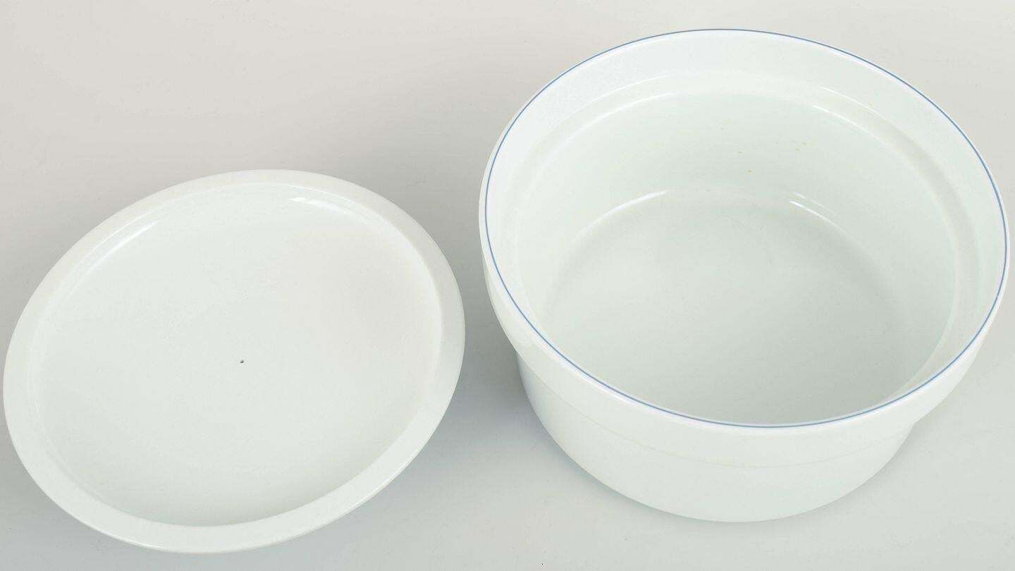 Soupière couverte Blue Line Royal Copenhagen en faïence, par Grethe Meyer. 1992-1999 photo for sale