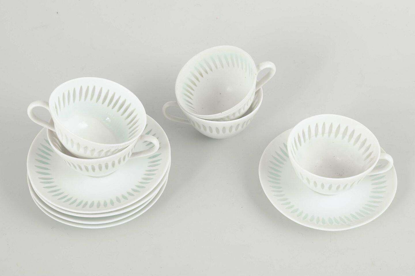 Friedl Holzer Kjellberg pour Arabia. Service de 5 tasses à moka avec soucoupes, années 1970 photo furniture