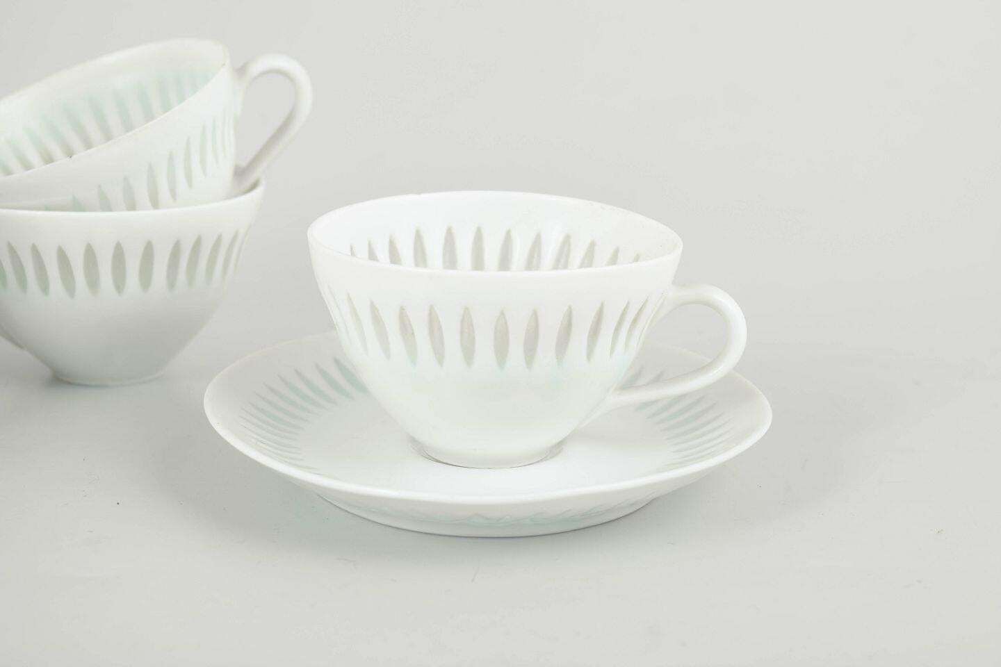 Friedl Holzer Kjellberg pour Arabia. Service de 5 tasses à moka avec soucoupes, années 1970 photo for sale