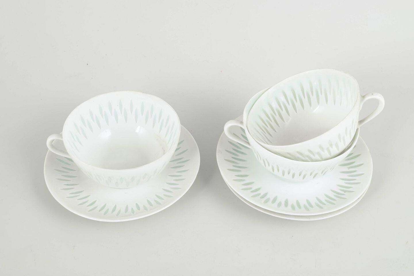 Friedl Holzer Kjellberg, Arabia. 3 tasses à thé et soucoupes en porcelaine. Motif riz photo furniture