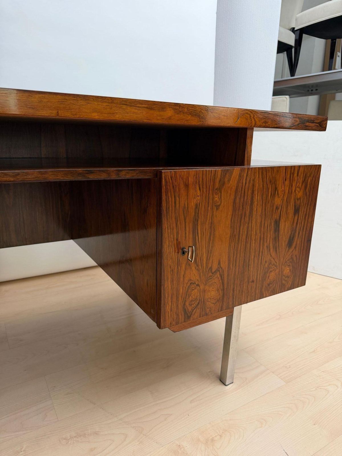 photo vintage Mid Century Desk, Rosewood Veneer, Germany, Circa 1960