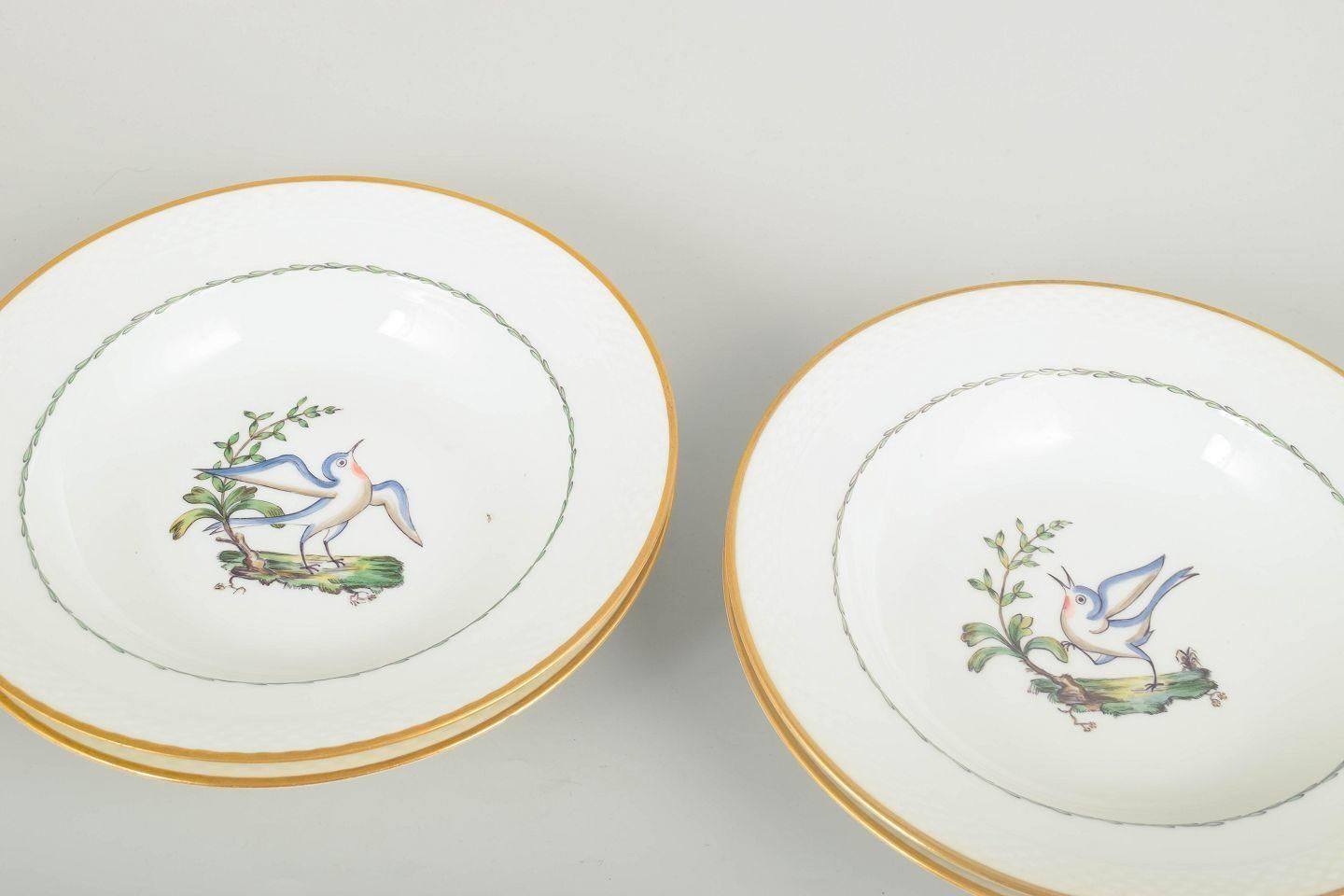 Royal Copenhagen. Vier grote diepe porseleinen borden met vogelmotief. Begin 20e eeuw photo furniture