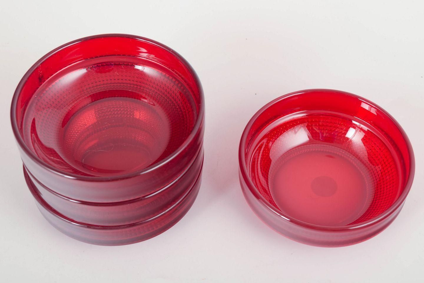 Quatre coupes « Vineta » en verre d'art rouge rubis Gullaskruf, par Kjell Blomberg, années 1960 photo furniture