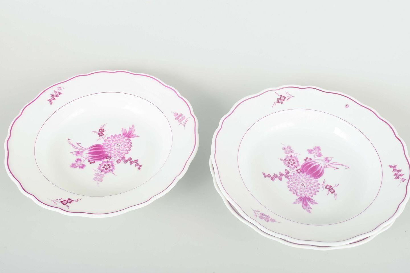 Meissen, Allemagne. Trois assiettes creuses en porcelaine à motifs floraux violet/rose. photo furniture