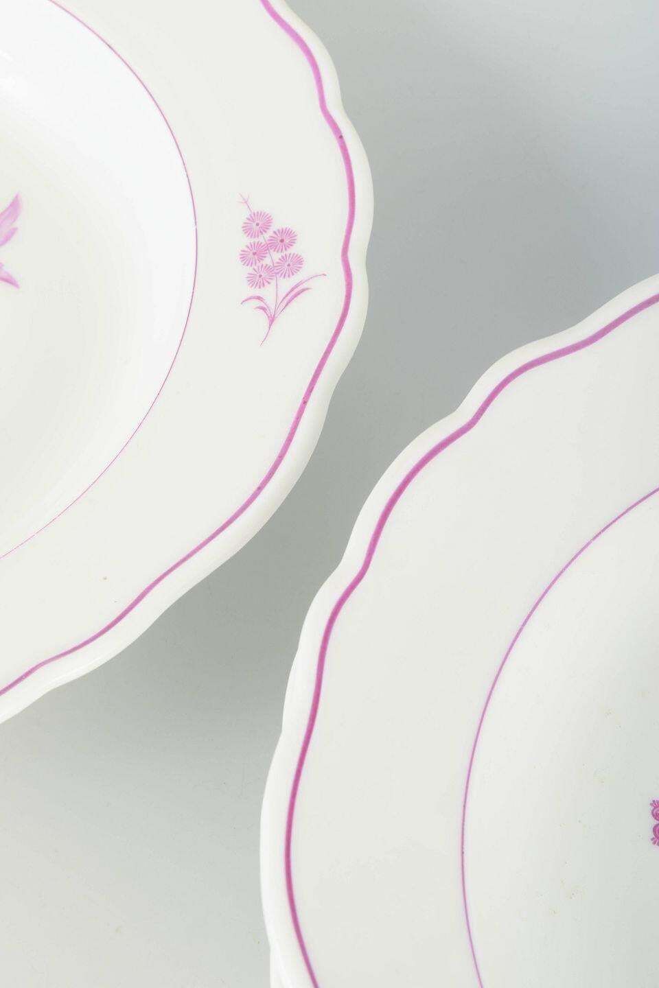 Meissen, Allemagne. Trois assiettes creuses en porcelaine à motifs floraux violet/rose. photo for sale