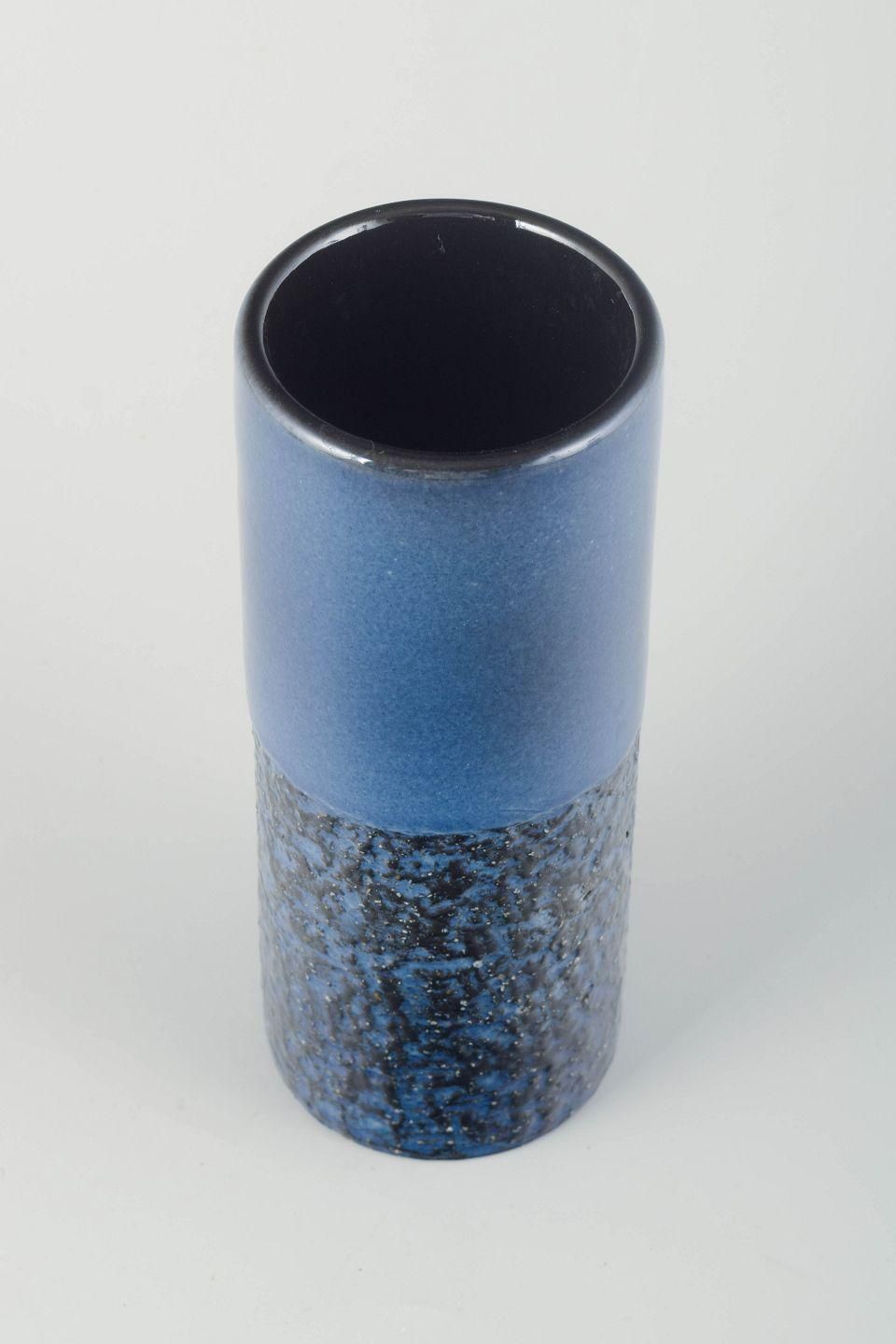 Ingrid Atterberg, Upsala Ekeby. Cilindrische stoneware vaas met donkerblauwe glazuur. photo furniture