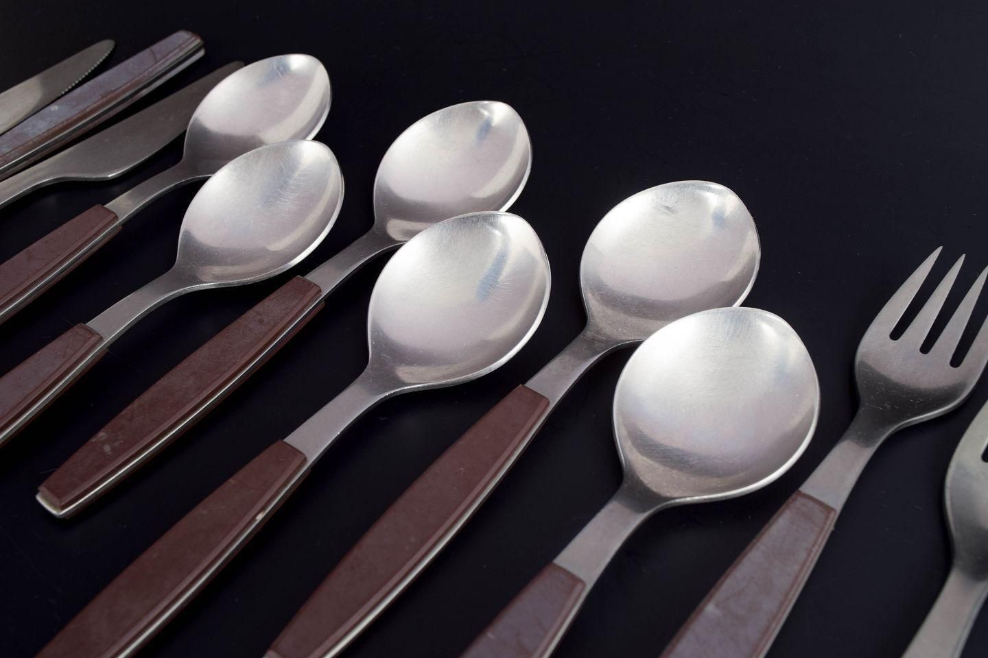 Henning Koppel voor Georg Jensen. Compleet "Strata" bestekset voor zes personen. photo Woonaccessoires