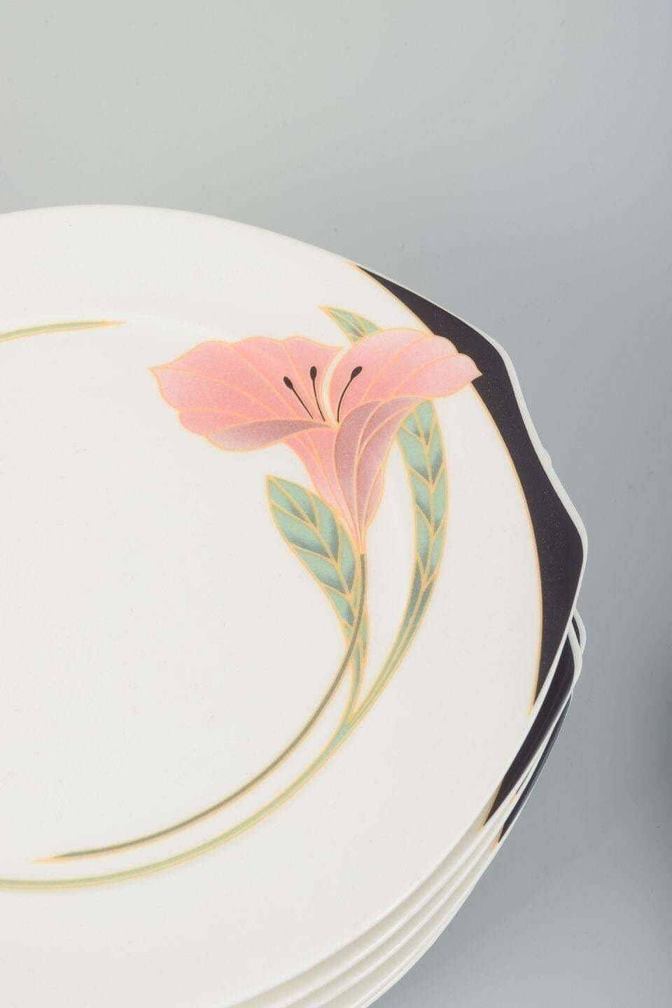 Villeroy & Boch. Zes Porseleinen "Iris" Taartbordjes met Bloemmotief. Jaren 1980 photo for sale