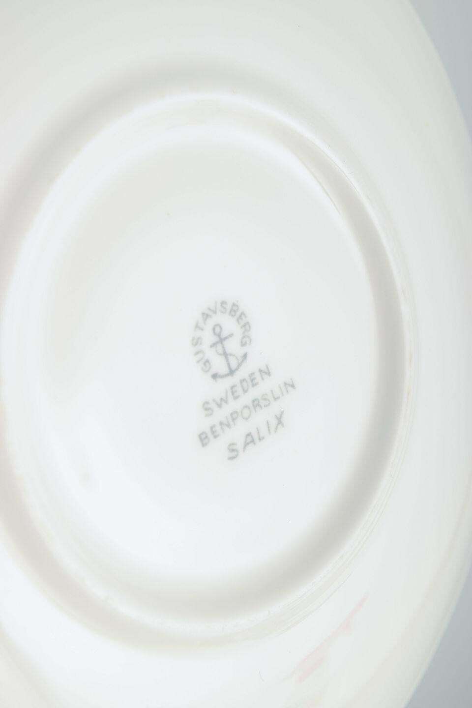 Stig Lindberg, Gustavsberg. Vier Faience Kopjes met Schotel. Grijs 'Salix' Patroon photo Woonaccessoires