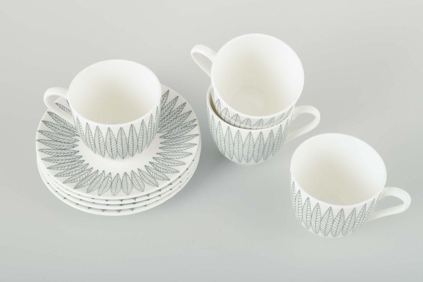 Quatre tasses et soucoupes en faïence Gustavsberg, motif « Salix » gris, par Stig Lindberg photo furniture