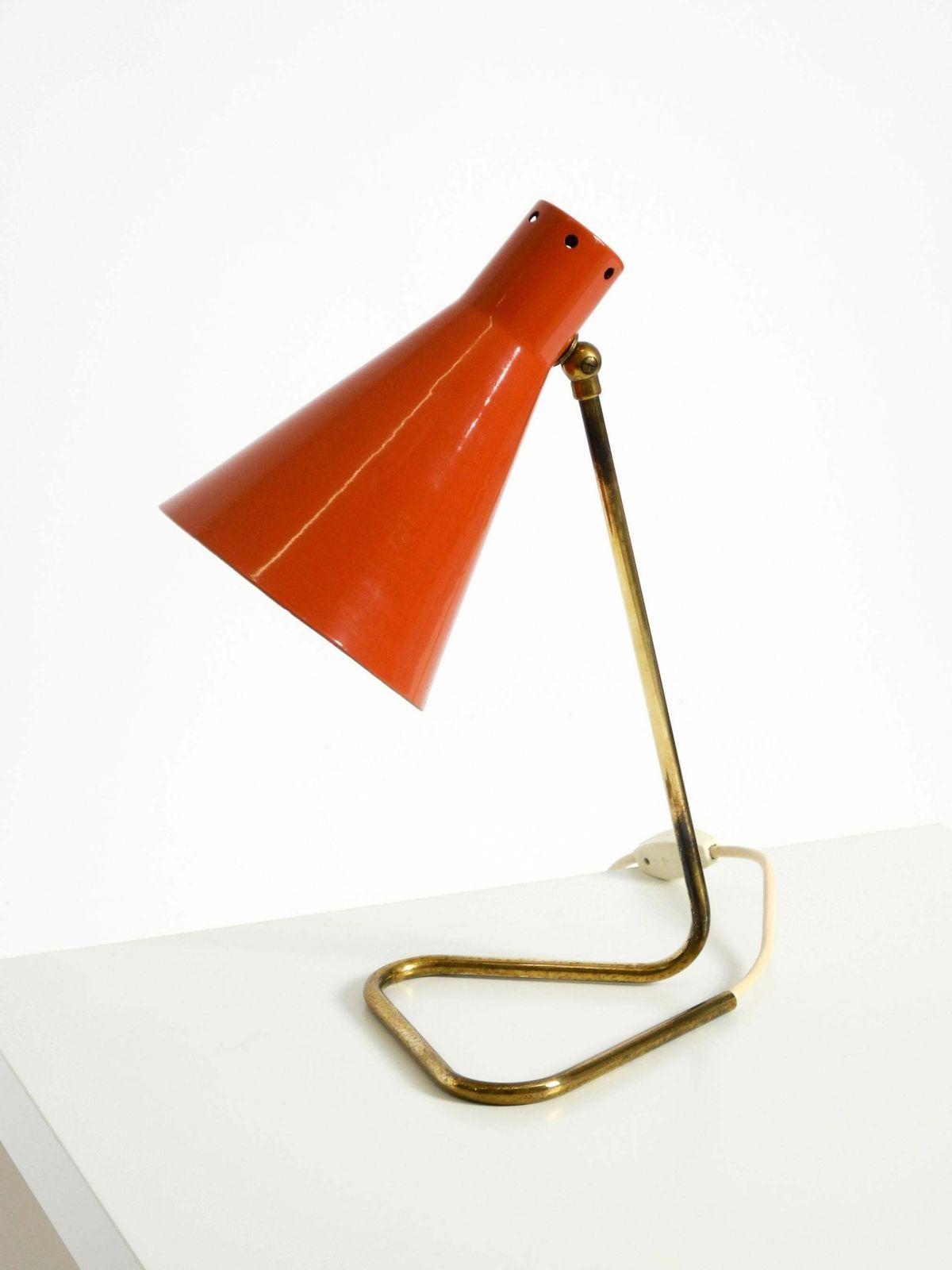 photo furniture Grote mid-century modern messing tafellamp met baksteenrode kap