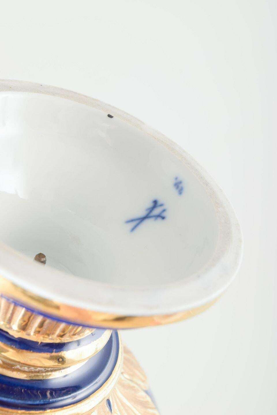 Meissen. Vase couvert en glaçure bleu cobalt profond à ornementation dorée. photo vinterior