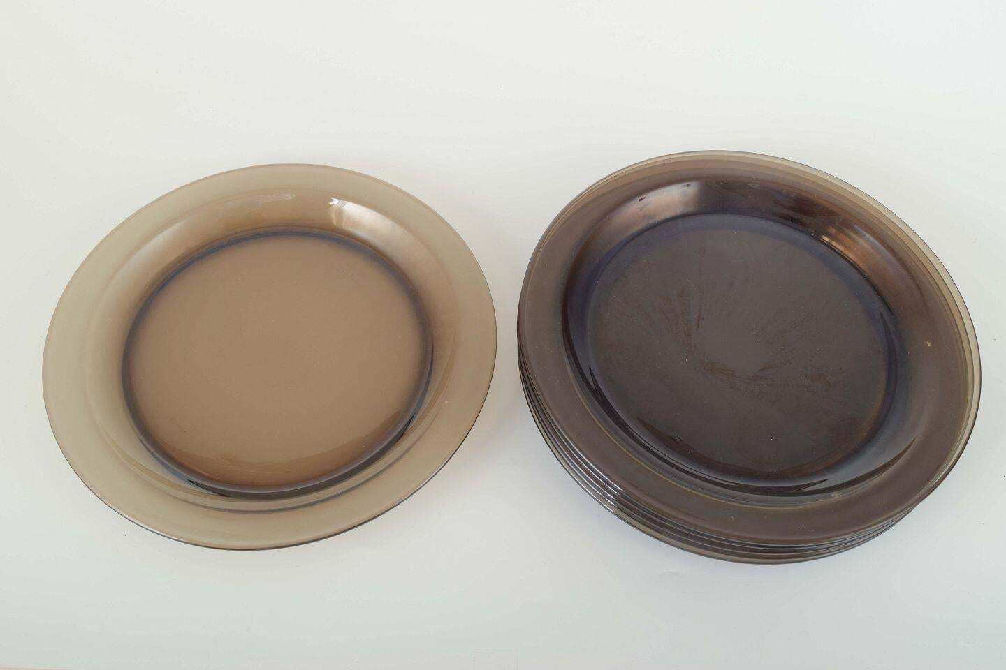 Vereco, France. Set van zes dinerborden in rookglas. Jaren 1970. photo furniture