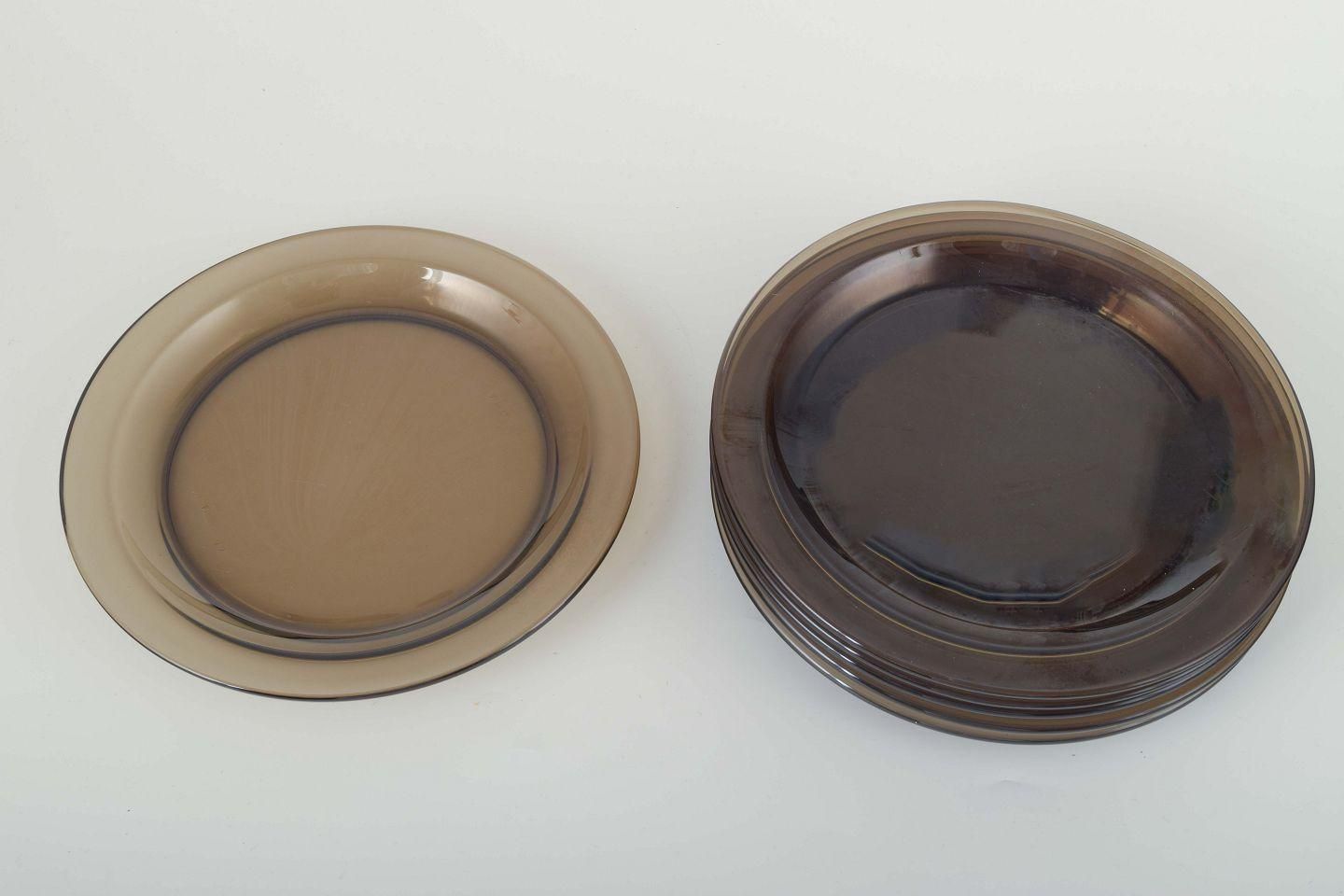 Vereco, France. Set van zes borden in rookglas. Jaren 1970. photo furniture