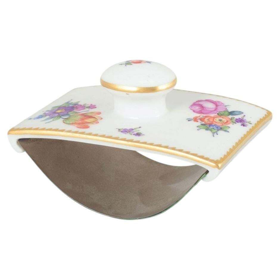 Royal Copenhagen Saxon Flower. Buvard en porcelaine à motif floral. Vers 1900