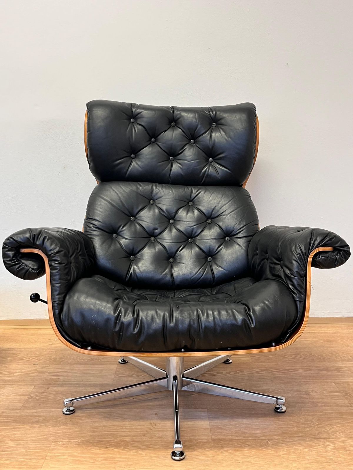 Meubels XL Bijzondere Gebogen Multiplex Lounge Chair en Ottoman in Palissander, ca. jaren 1960 photo