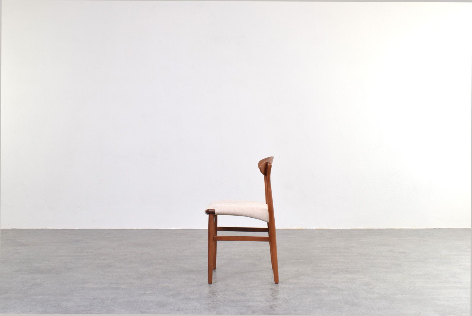 Mid Century Danish Teak Dining Chairs By Ejner Larsen & Aksel Bender Madsen, 1960s, Set Of 4. photo vinterior