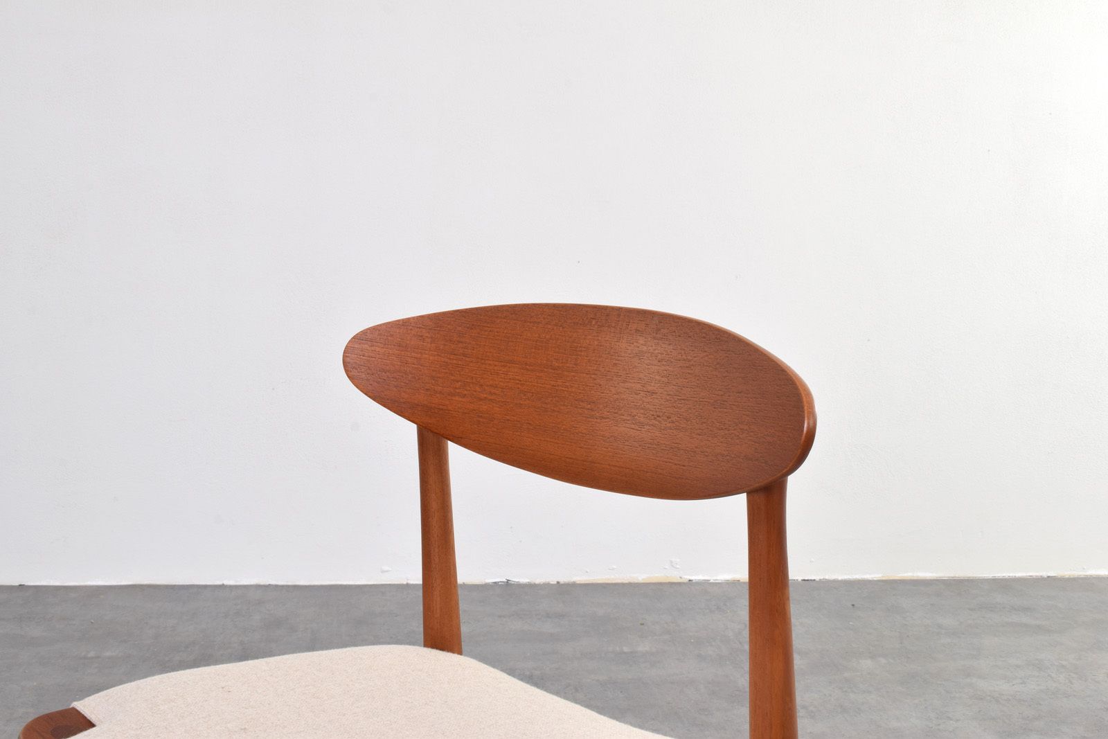 photo furniture Mid Century Danish Teak Dining Chairs By Ejner Larsen & Aksel Bender Madsen, 1960s, Set Of 4.
