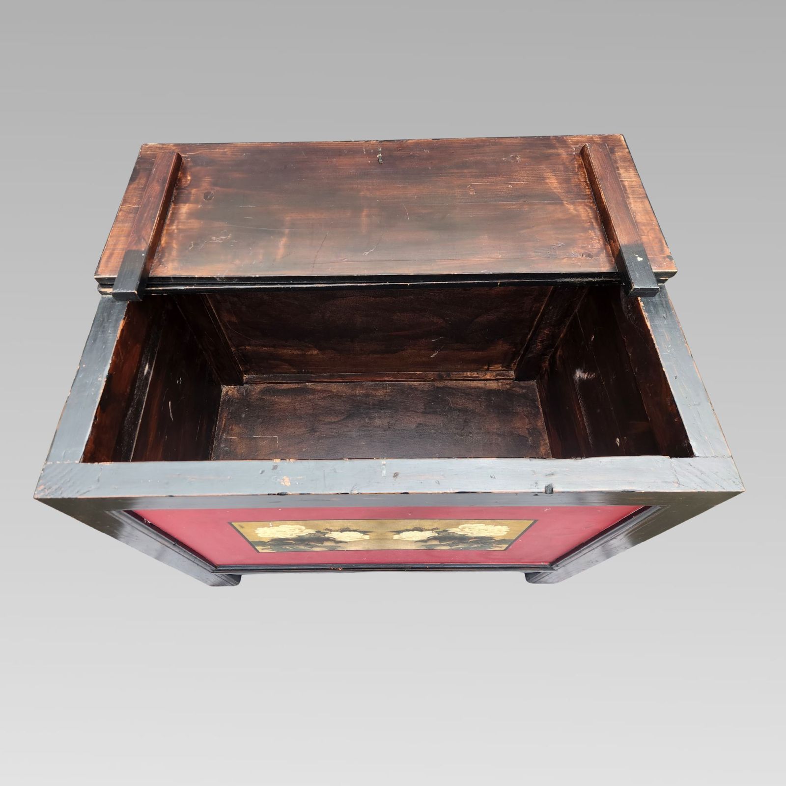 Charming Old Chinese Oriental Black Lacquer & Floral Chinoiserie Storage Chest photo for sale