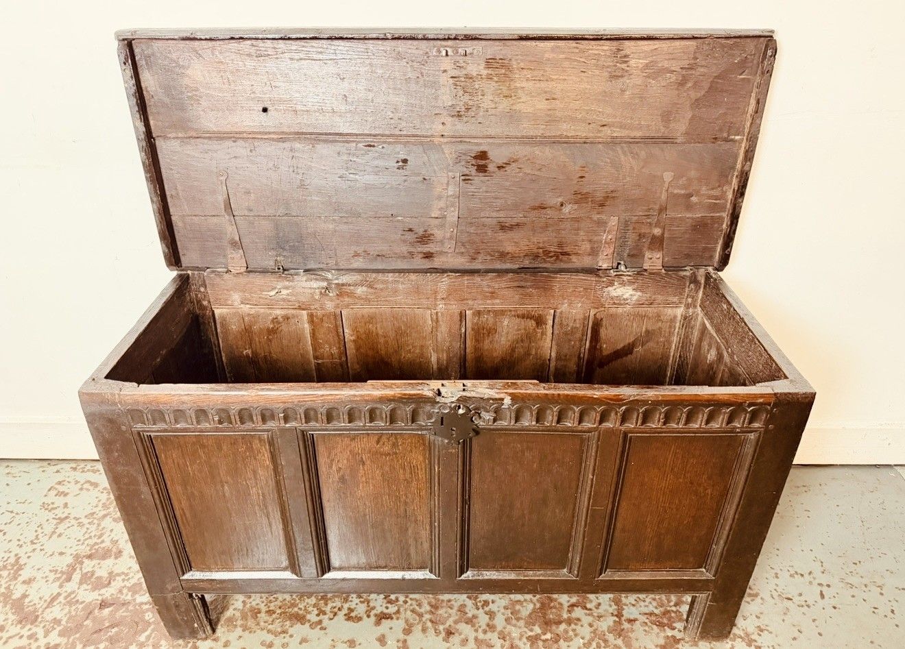 photo vinterior A Rare & Beautiful 320 Year Old James II Antique Oak Panelled Coffer C1690