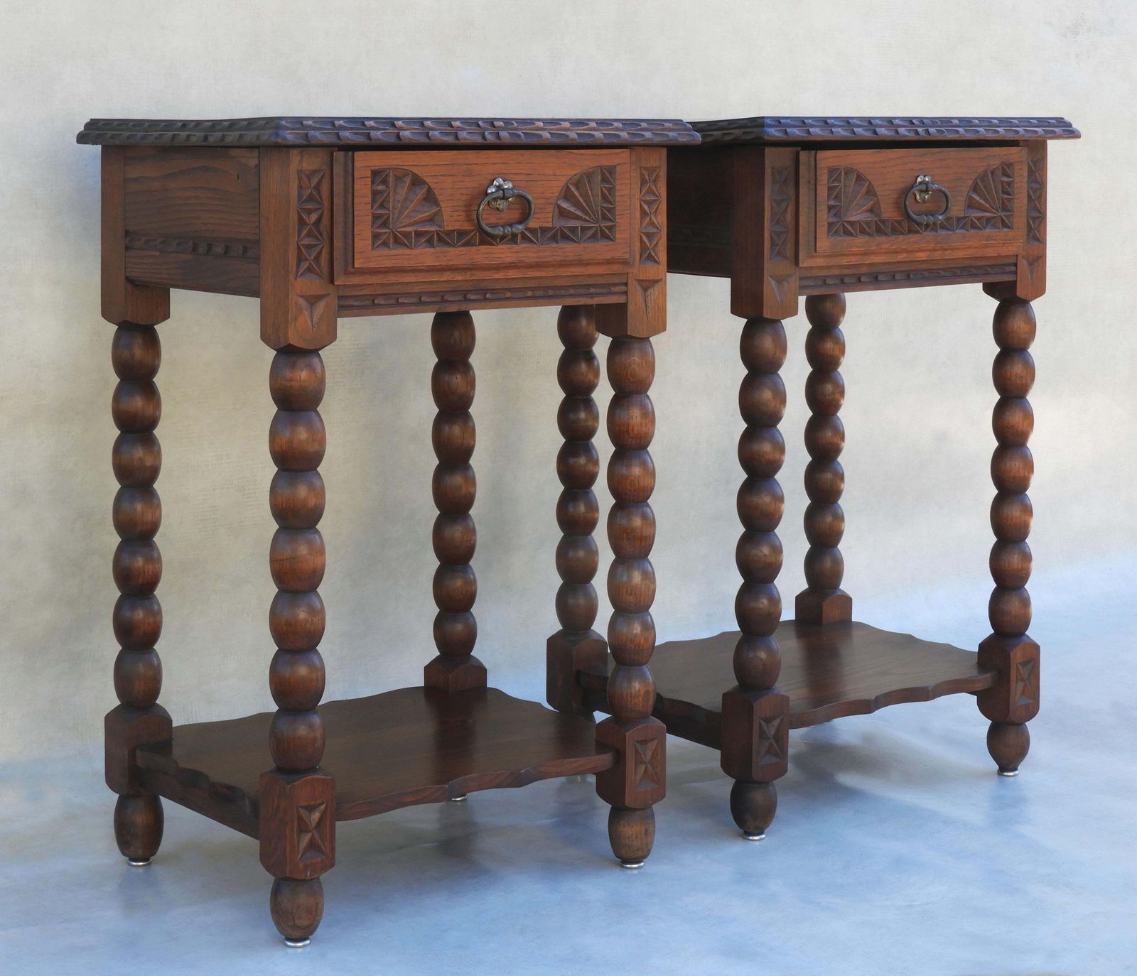 Paar Neo-Basque gesneden eiken nachtkastjes met één lade, ca. jaren 1930, Frankrijk photo furniture