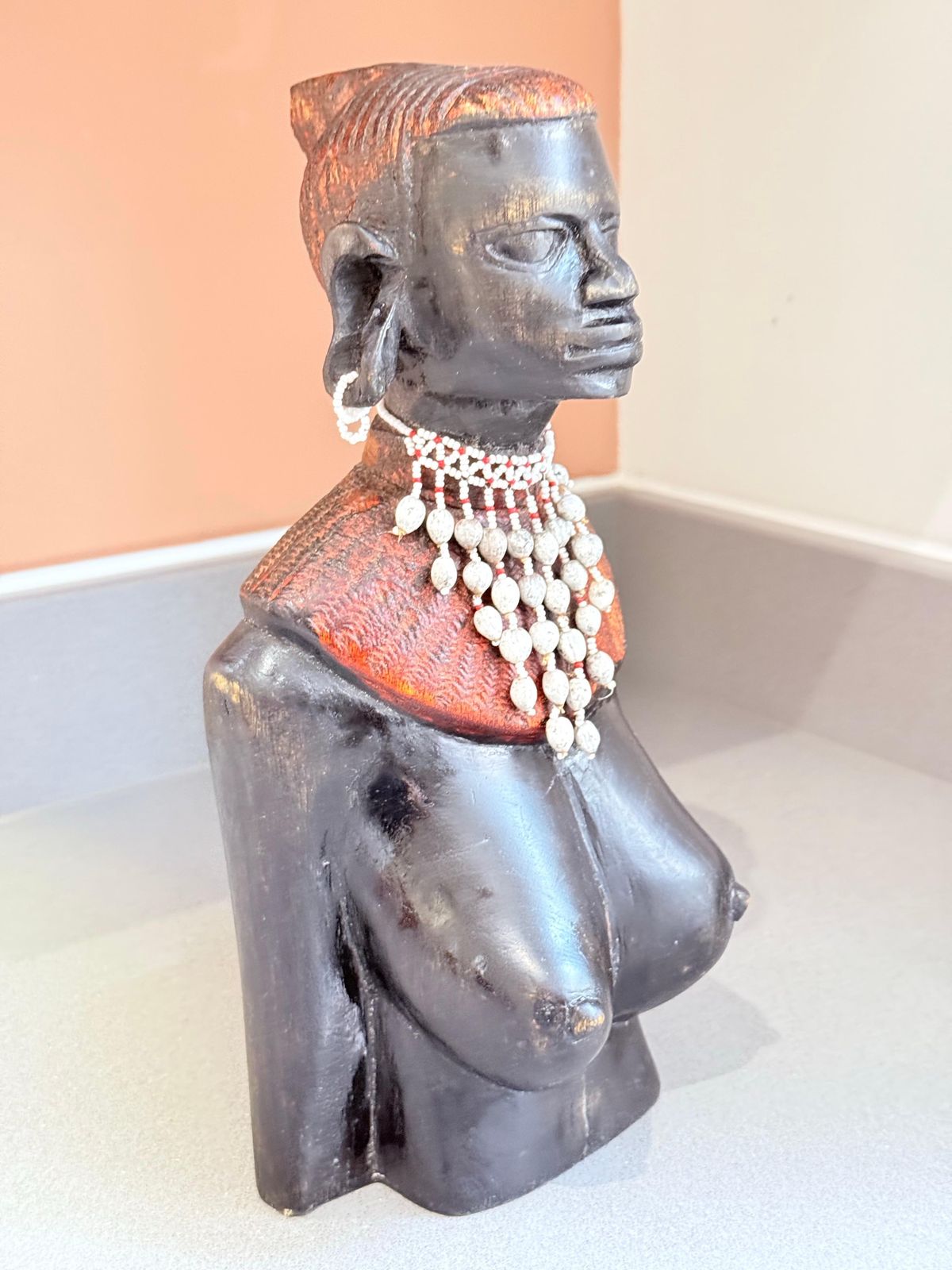 Art Grand buste féminin tribal africain, figure ethnographique sculptée à la main photo