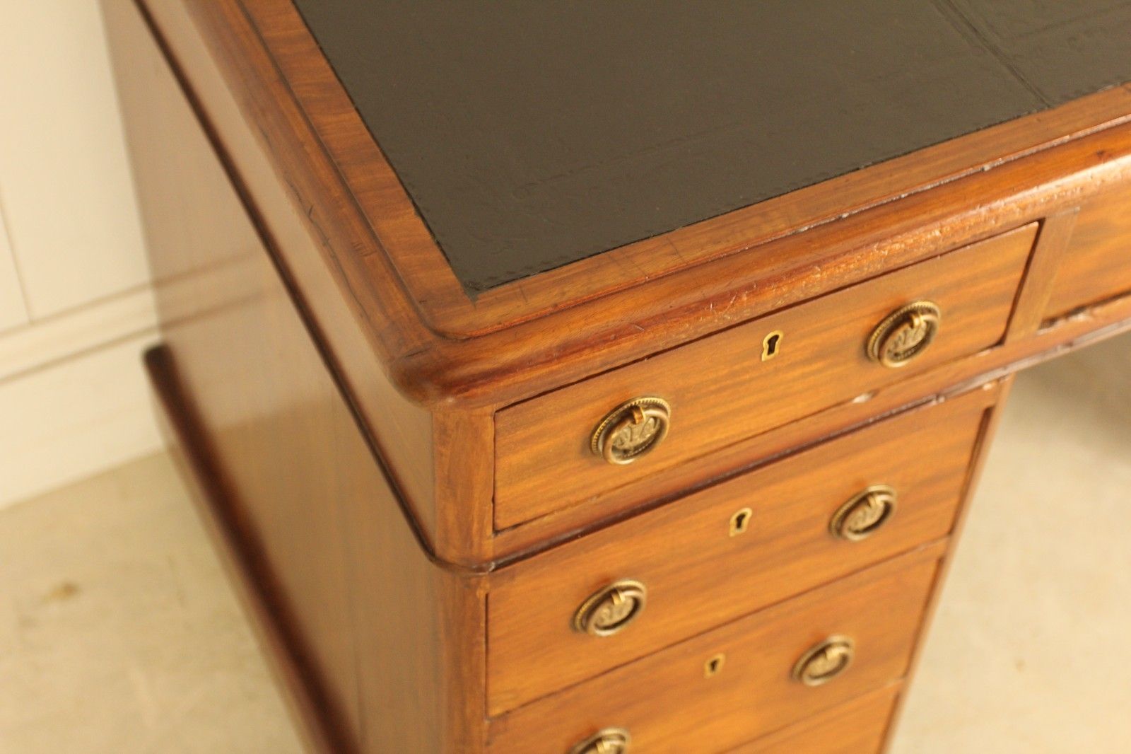photo furniture Victorian Mahogany Kneehole Pedestal Desk