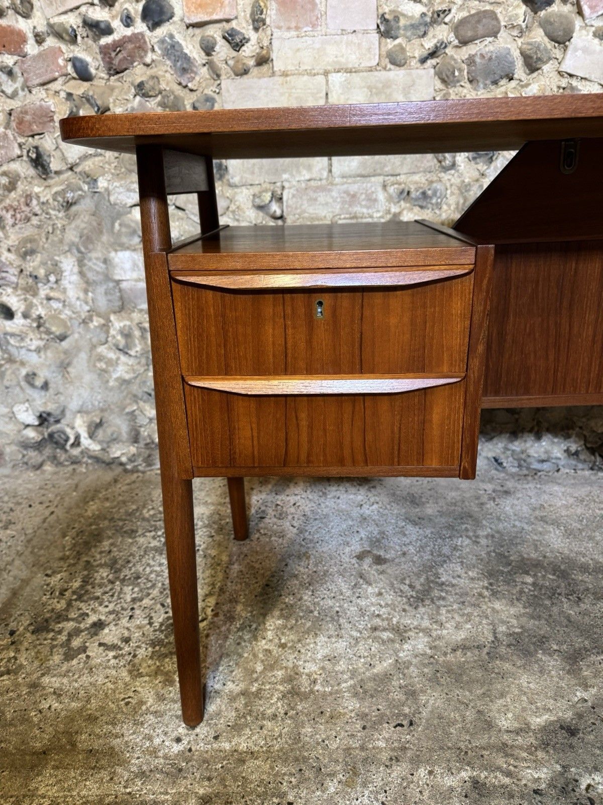 🚛 Vintage Mid Century Small Danish Teak Desk By Gunnar Nielsen For Tibergaard photo vinterior