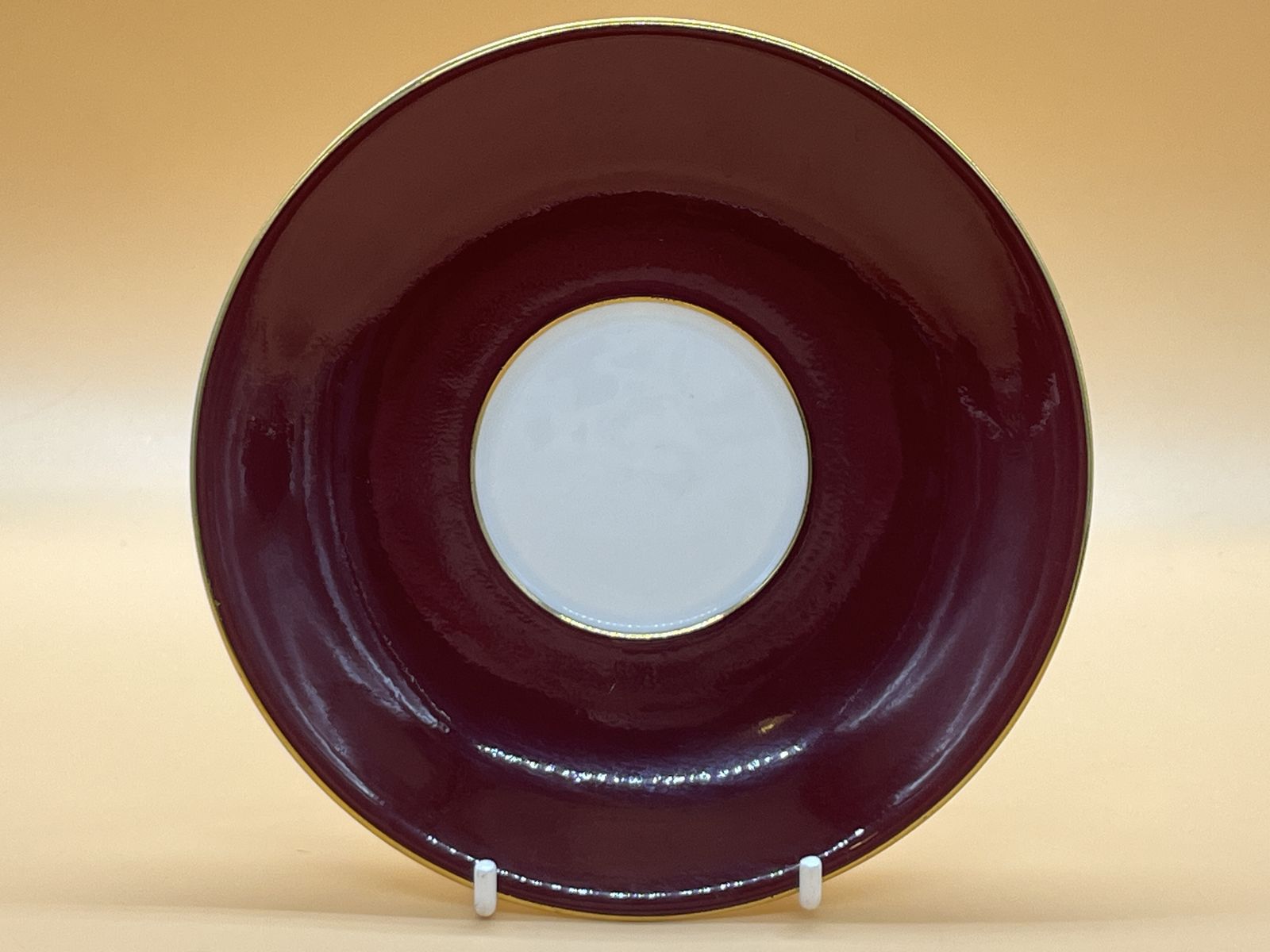 Aynsley China Athens-vorm bordeauxrood Pembroke-design theekop en schotel. photo for sale