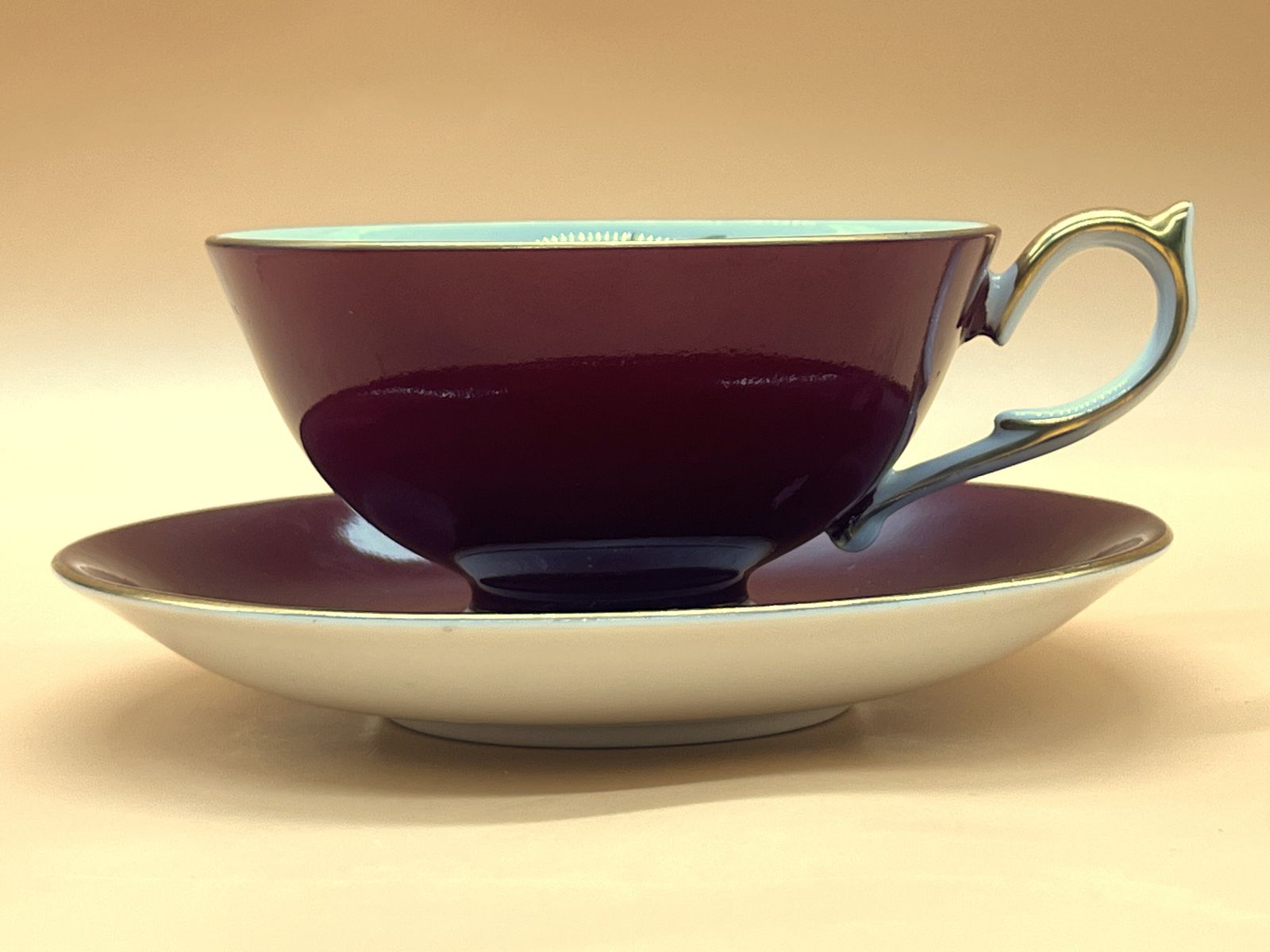 Aynsley China Athens-vorm bordeauxrood Pembroke-design theekop en schotel. photo vintage