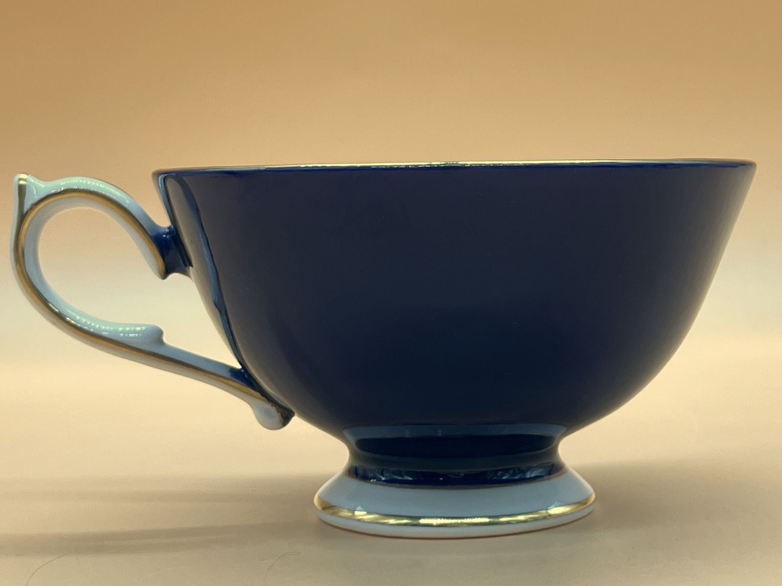 Tasse à thé et soucoupe Aynsley China, forme Athens « The Cup of Knowledge », décor Fortune Telling bleu foncé. Neuf et non utilisé. photo buy