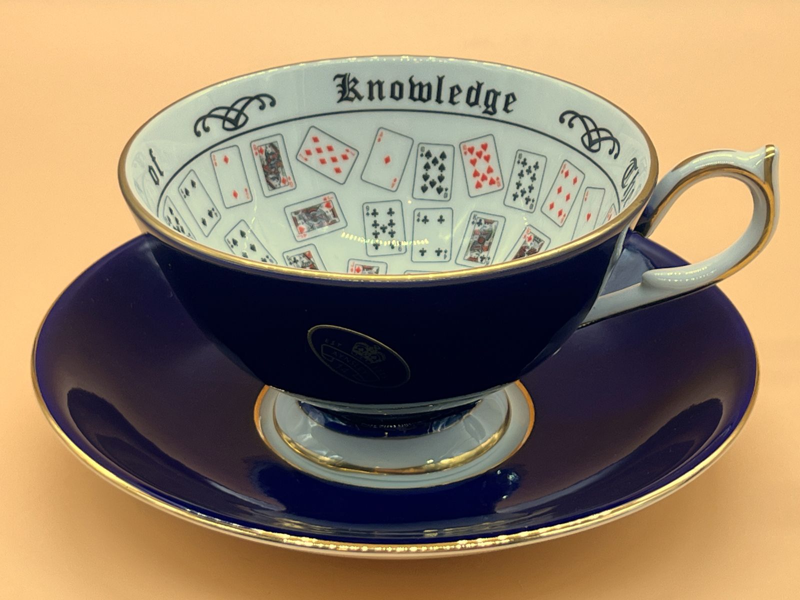 photo for sale Tasse à thé et soucoupe Aynsley China, forme Athens « The Cup of Knowledge », décor Fortune Telling bleu foncé. Neuf et non utilisé.