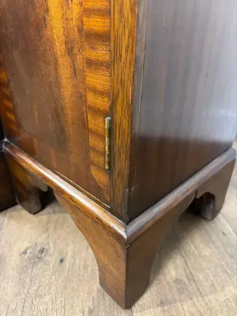 photo vinterior Reproduction Mahogany Crossbanded Breakfront Sideboard
