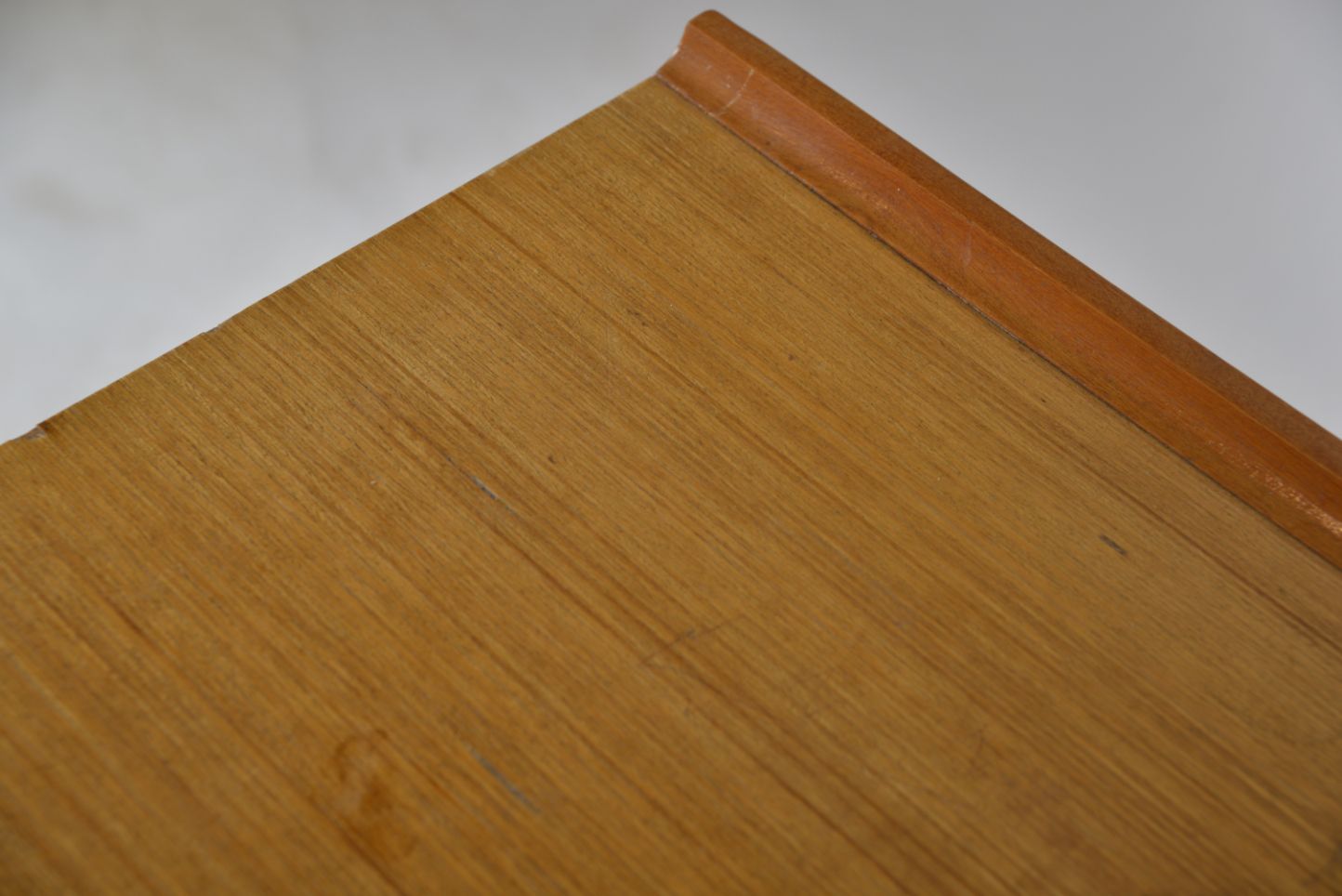 photo vinterior Midcentury 1960s Birch Stag Fineline Chest Of Four Drawers By John & Sylvia Reid Bedroom