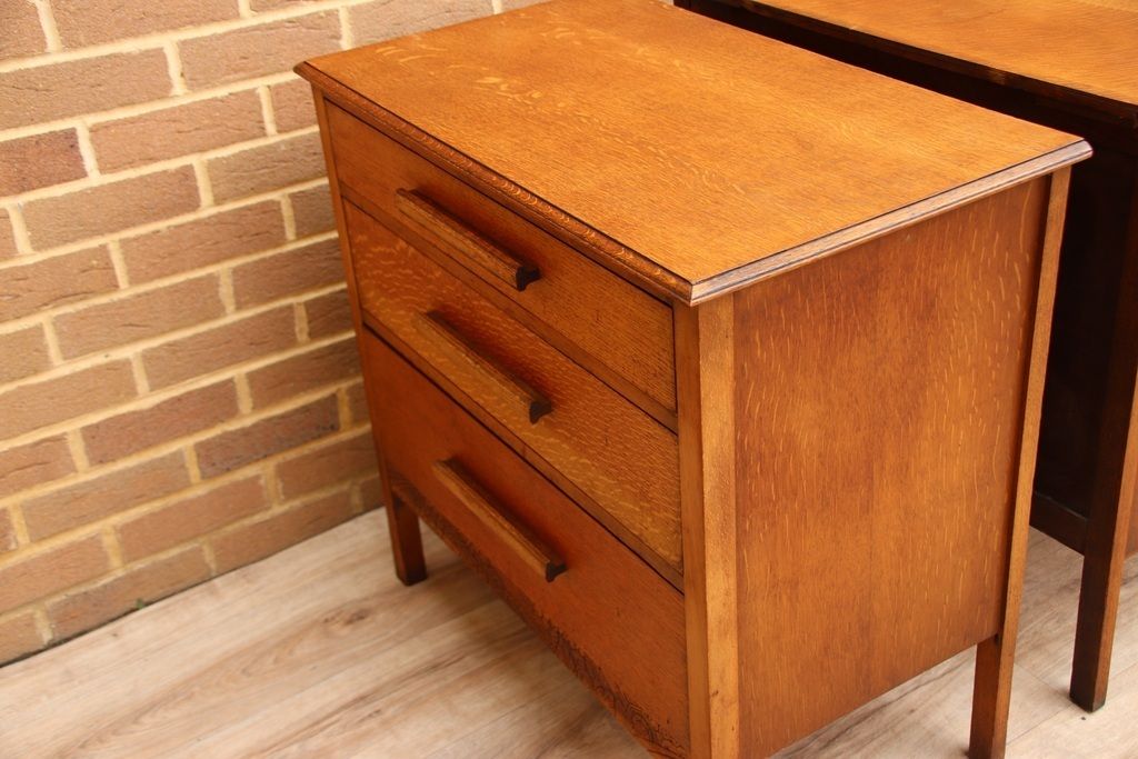 photo vintage Pair Of Vintage Oak Bedside Chests
