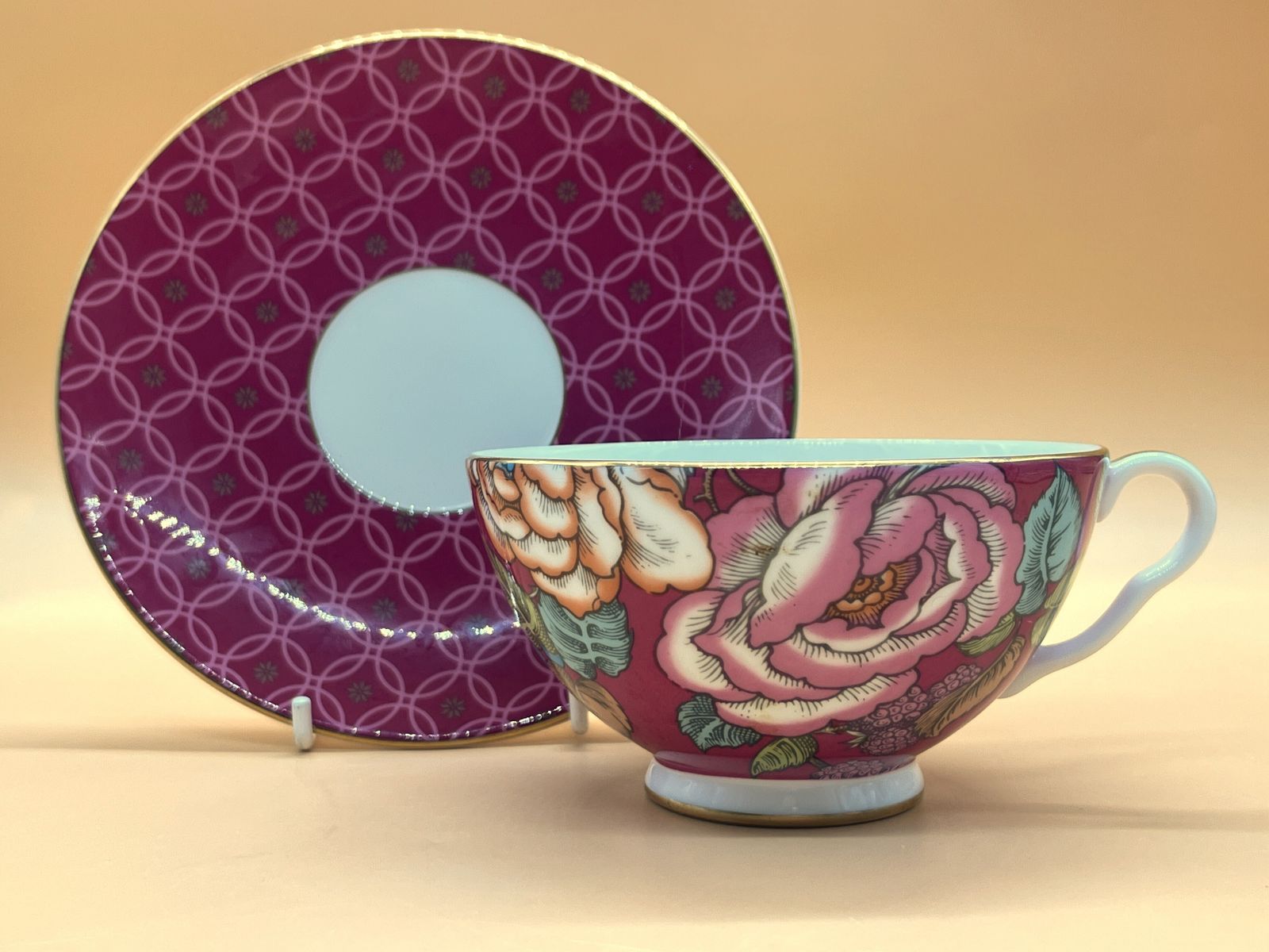 Wedgwood China Tea Garden Raspberry Design theekop op voet met schotel.