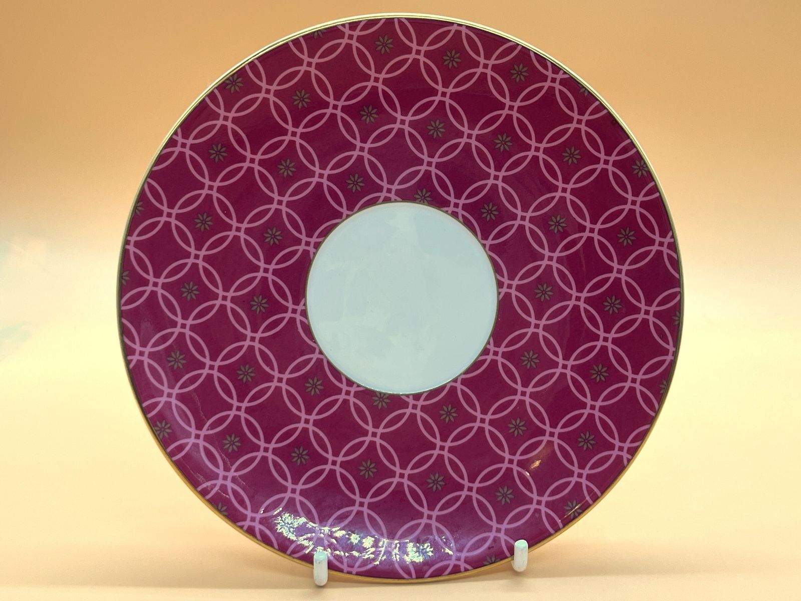 Tasse à thé sur pied et soucoupe Wedgwood China Tea Garden, motif Raspberry. photo furniture