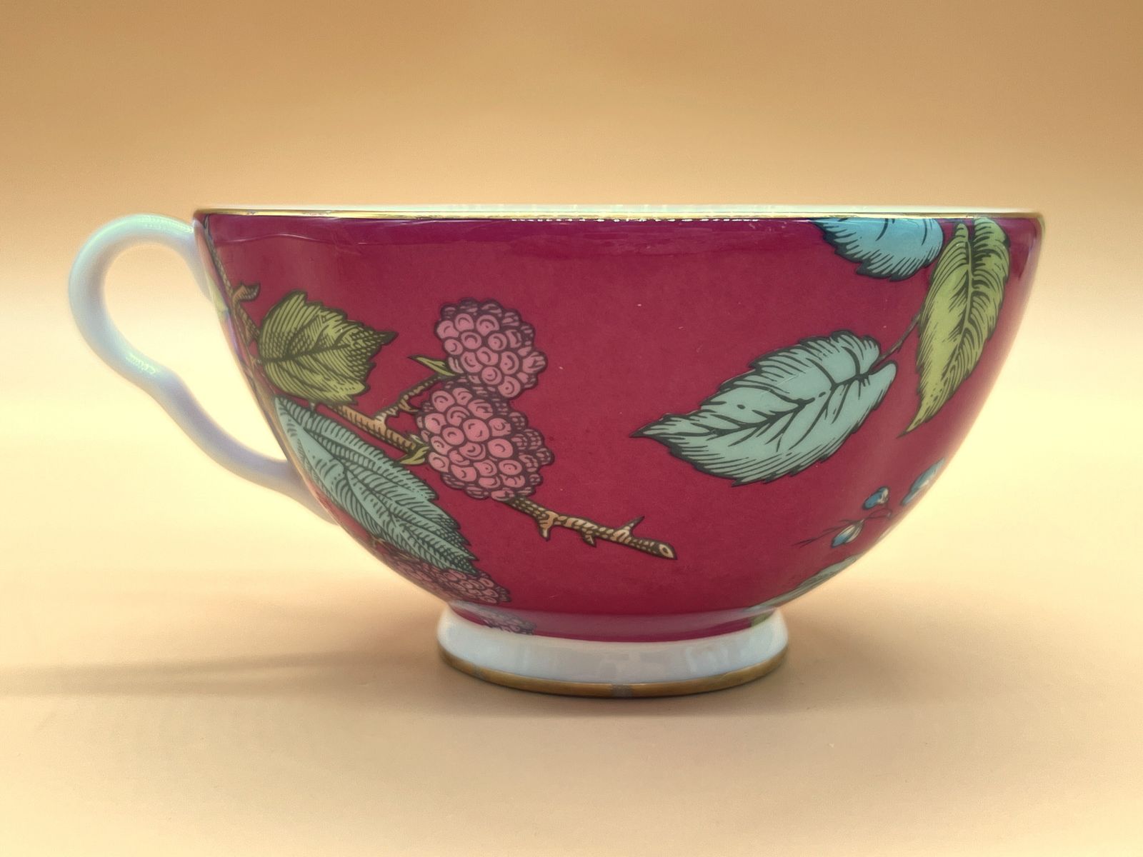 Tasse à thé sur pied et soucoupe Wedgwood China Tea Garden, motif Raspberry. photo vinterior