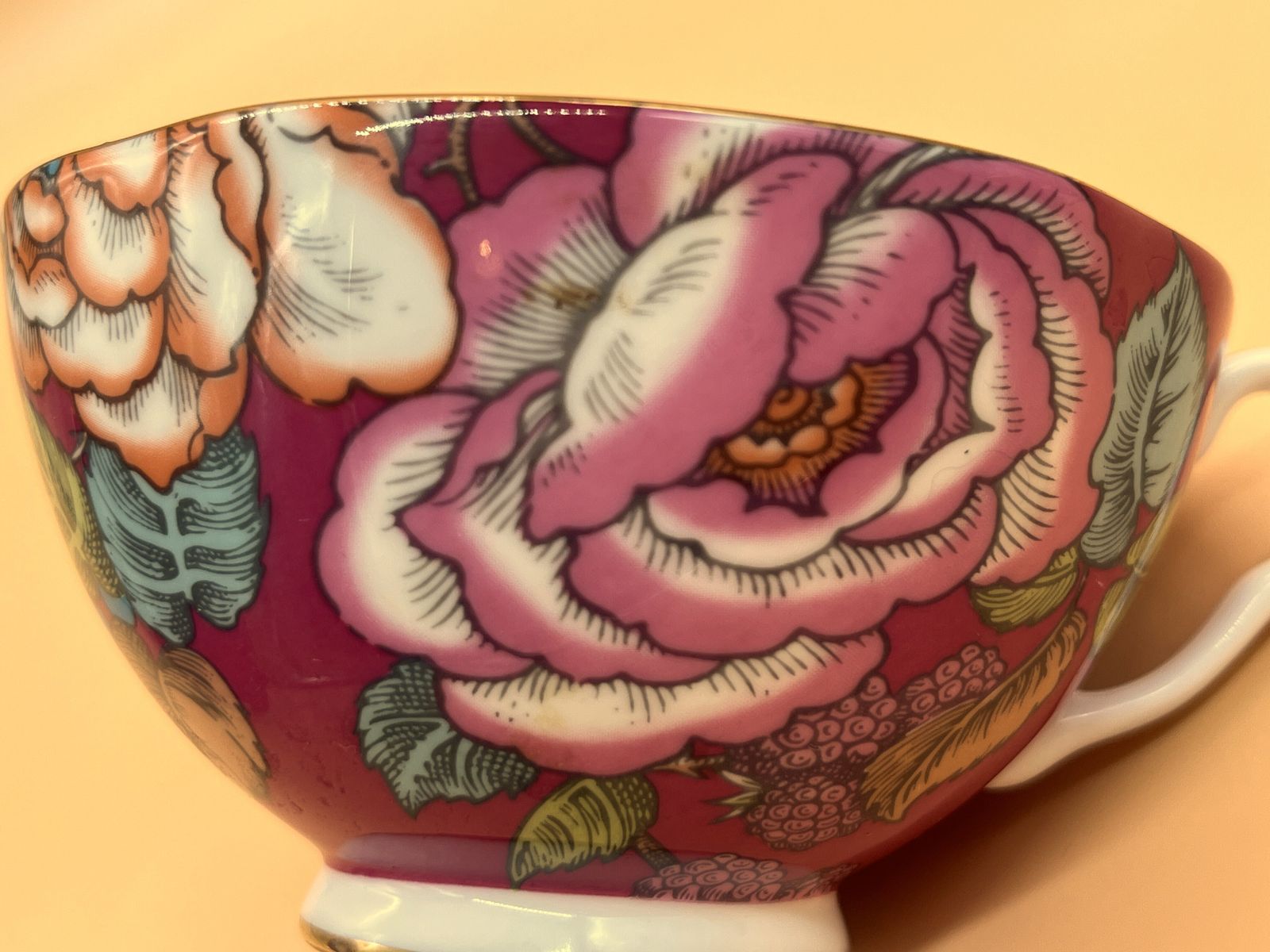 Wedgwood China Tea Garden Raspberry Design theekop op voet met schotel. photo buy