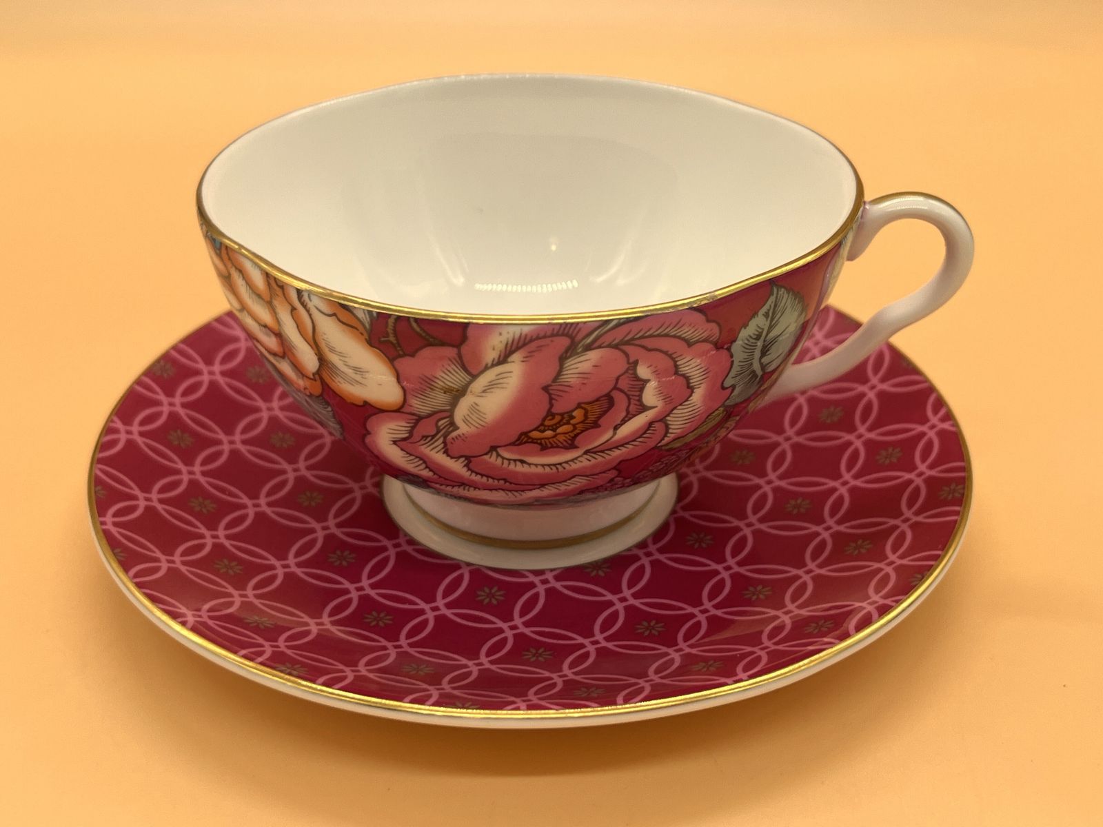 photo furniture Wedgwood China Tea Garden Raspberry Design theekop op voet met schotel.