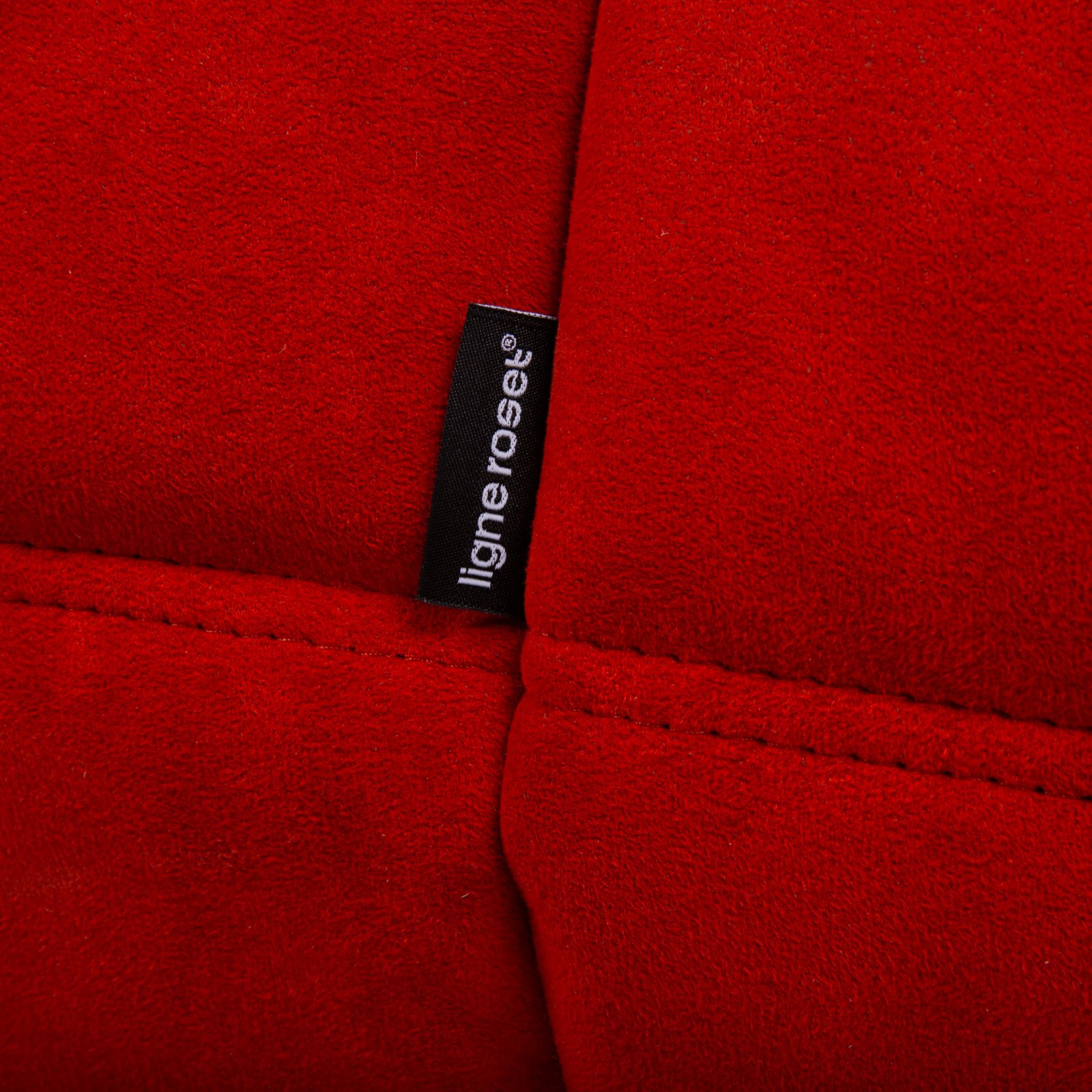 photo furniture Canapé 2 places Ligne Roset Togo en tissu rouge