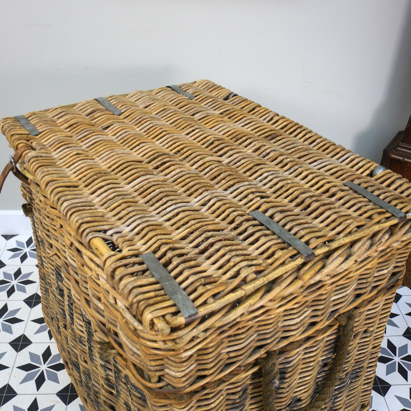 photo furniture Arthur Craven Mill Basket In Wicker With Rope Handles And Lid