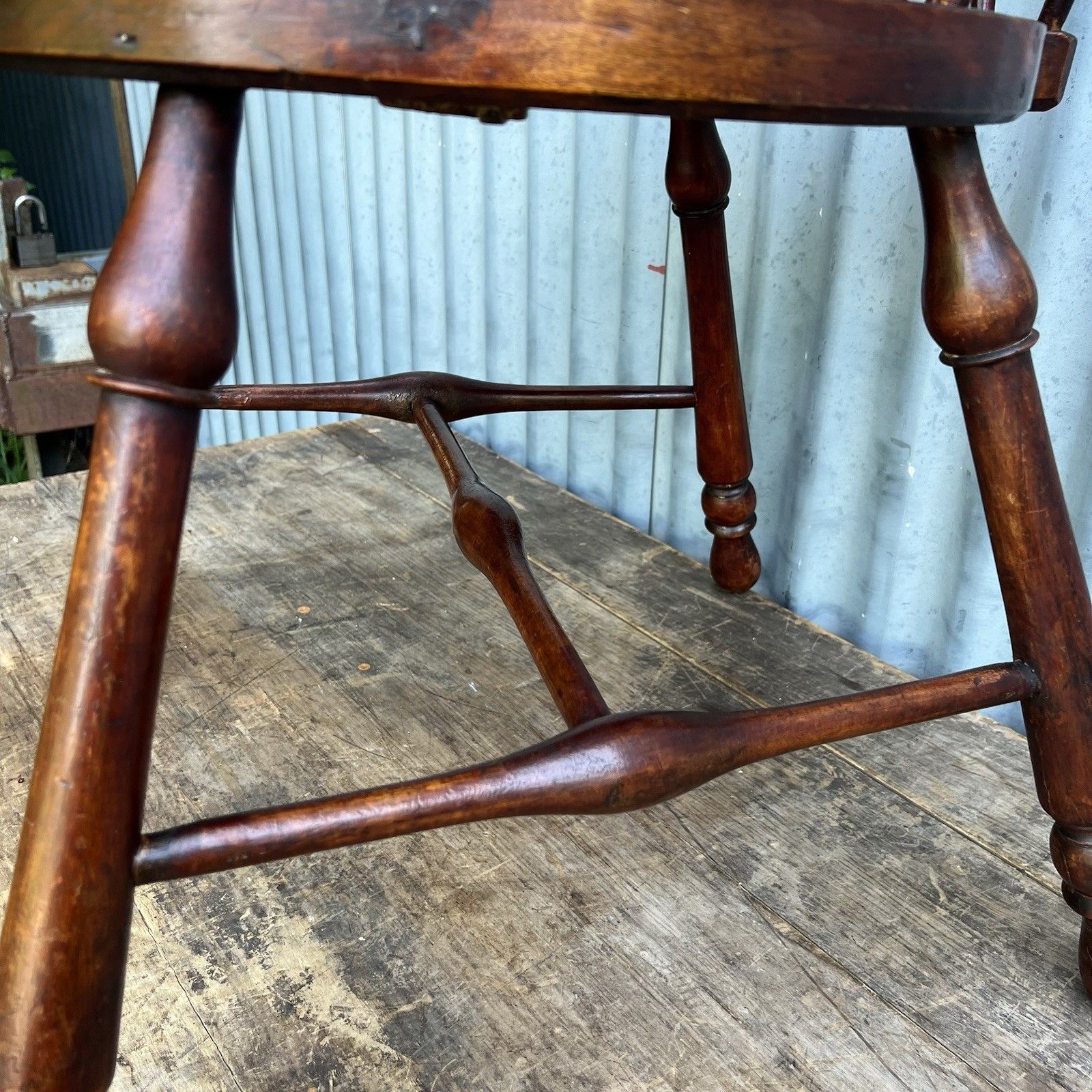 photo vintage Antique Windsor Goldsmith Comb Stick Back Armchair 19th Century Elm & Beech