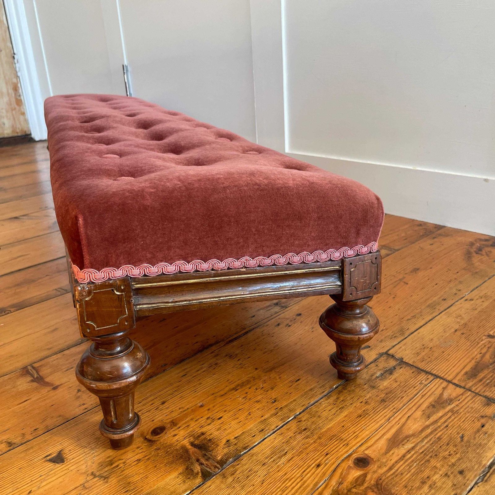 photo vintage Vintage Velvet Footstool Ottoman Bench Pink Tufted Wooden Long Upholstered Stool Seat Turned Legs