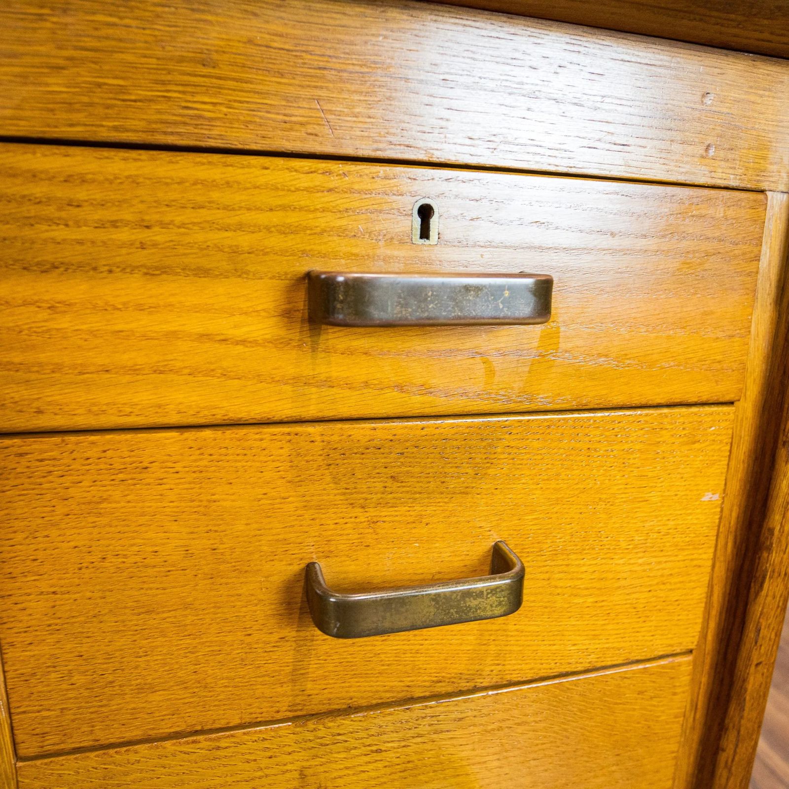 1950s Large Oak Office Pedestal Desk photo vinterior