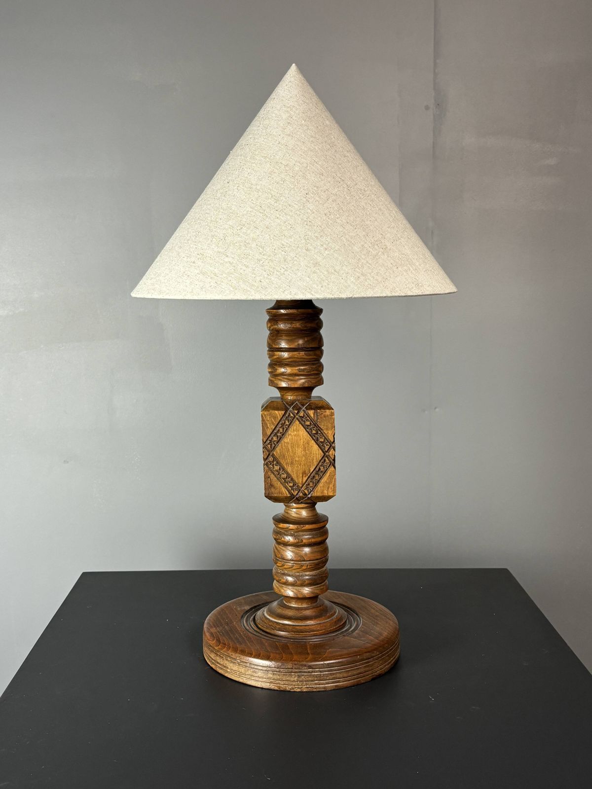 Lampe de table mid-century Brutalist en bois tourné, dans le style de Charles Dudouyt photo 531.0