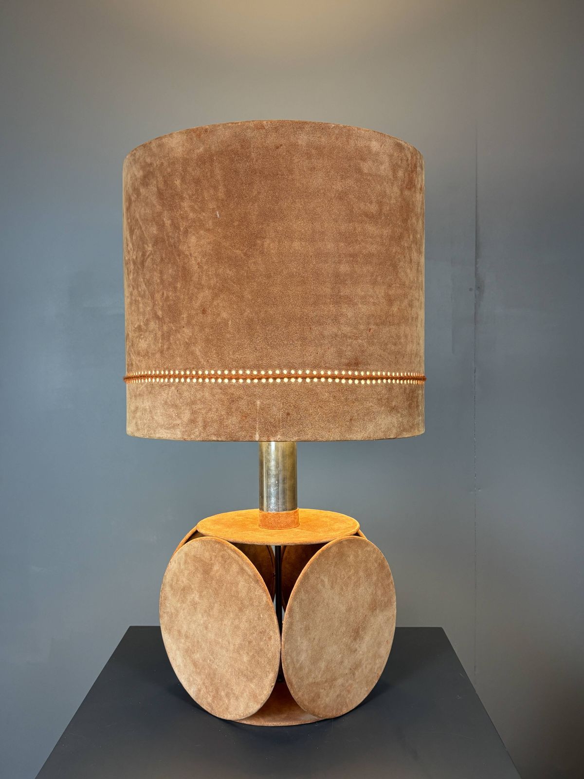photo for sale Grande lampe de table mid-century en daim terracotta (82 cm), années 1970