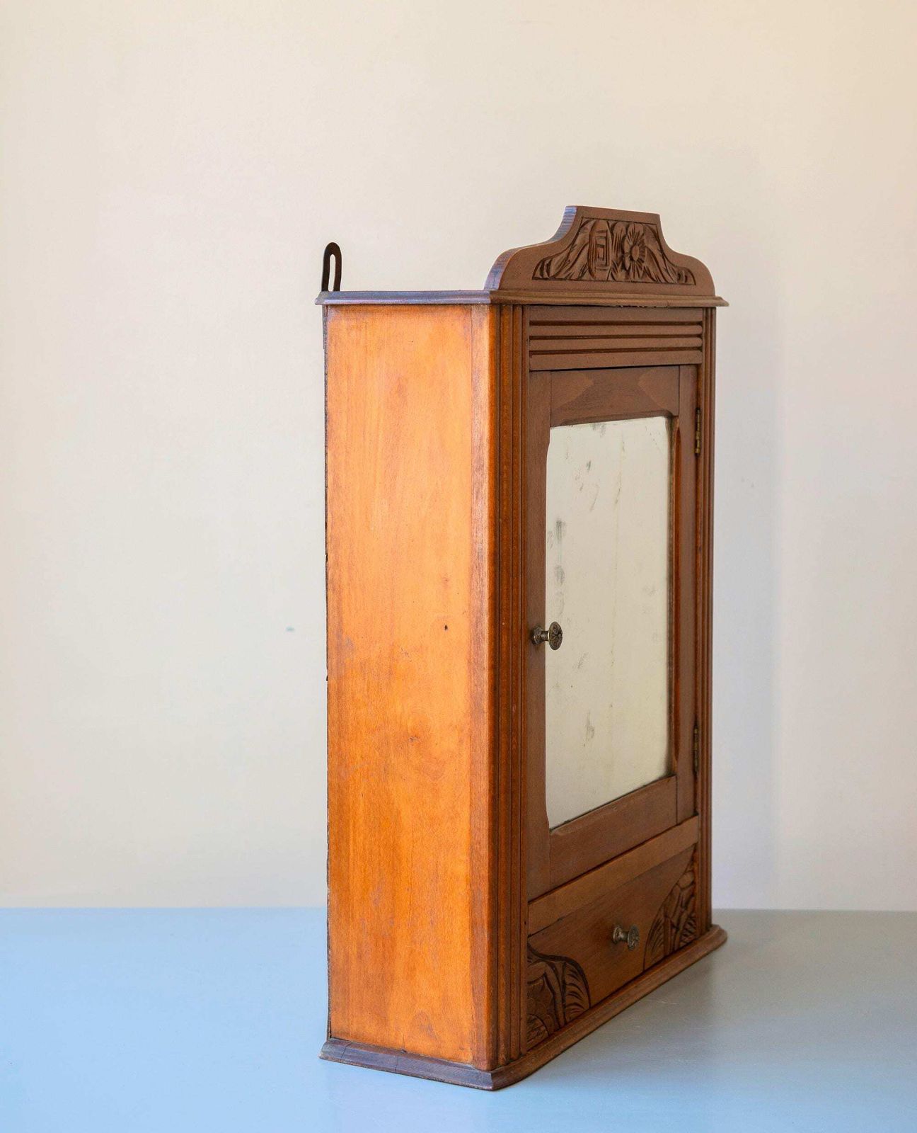 photo vinterior Armoire murale d'époque en chêne avec miroir   Cabinet de salle de bains Art Déco suspendu   Meuble de rangement vintage